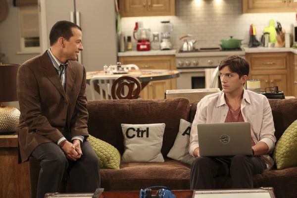 Bild 1 von 9: Während Walden (Ashton Kutcher, r.) eine wilde Party mit Jenny und ihren attraktiven Freundinnen feiert, hat Alan (Jon Cryer, l.) weiterhin eine unmoralische Affäre mit Lyndsey ...