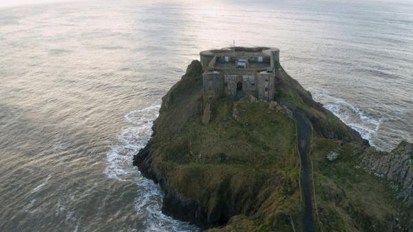 Bild 1 von 3: Die Familie Batt teilte sich die walisische Insel St. Catherine?s Island zeitweise mit über einhundert exotischen Tieren, bis neue Gesetze dies verboten.