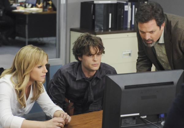 Bild 1 von 15: Sind einem Serienkiller auf der Spur: JJ (A. J. Cook, l.), Reid (Matthew Gray Gubler, M.) und Detective John Fordham (Jonathan Goldstein, r.) ...