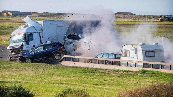 Bild 1 von 2: Die unglaubliche zerstörerische Energie einer Massenkarambolage bei hoher Geschwindigkeit der beteiligten Fahrzeuge - im kontrollierten Experiment wird sie zum ersten Mal messbar.