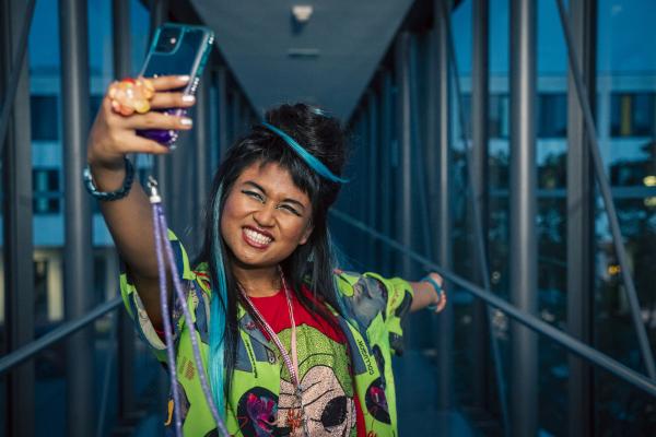 Bild 1 von 5: Massuda (Tisa Pharischad Khumyim) stellt sich vor, wie sie live von der BeautyCon in Amsterdam berichtet.