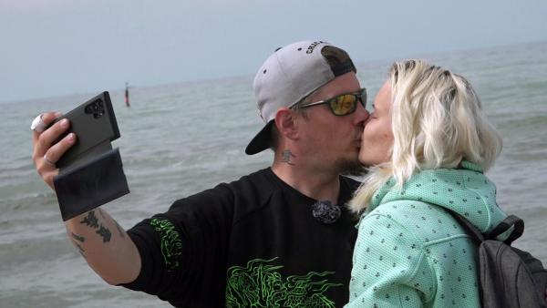 Bild 1 von 2: Cindy und Ossi genießen ein paar schöne gemeinsame Tage in Rostock. Die beiden lassen es sich richtig gut gehen.