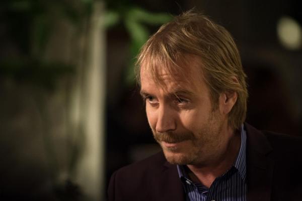 Bild 1 von 18: Liefert seinem Bruder Sherlock mehrere stichhaltige Argumente, um wieder nach London zurückzukehren: Mycroft Holmes (Rhys Ifans) ...