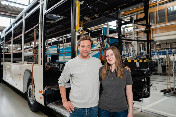 Bild 1 von 6: In Neu-Ulm zeigt Lackiermeisterin Annika Tobi, wie ein Bus gebaut wird.