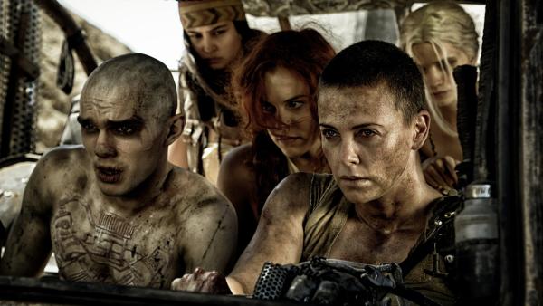 Bild 1 von 6: Nux (Nicolas Hoult, li.) , Capable (Riley Keough, Mi.), Furiosa (Charlize Theron, re.),