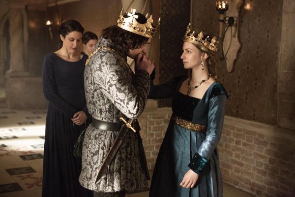 Bild 1 von 13: (v.l.n.r.) Lady Margaret Beaufort (Amanda Hale); Richard, Duke of Gloucester (Aneurin Barnard); Anne Neville (Faye Marsay)