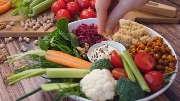 Bild 1 von 9: Im Bild: Gesund und Umweltfreundlich: Gemüsebowl statt Fleisch.