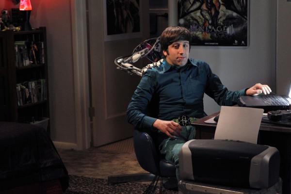 Bild 1 von 5: Howard (Simon Helberg) lässt sich von seinem Roboterarm massieren, wobei er auf die Idee kommt, seine Konstruktion zu einem intimeren Zweck zu verwenden ?