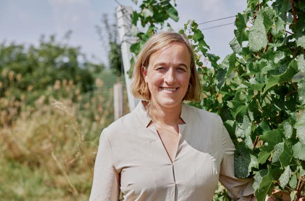 Bild 1 von 9: 2019 hat Anne-Christin Trautwein das Weingut ihrer Eltern in Bahlingen am Kaiserstuhl übernommen. Die Weinbautradition der Familie Trautwein reicht zurück bis 1649. Seit 1982 wird der Betrieb biologisch bewirtschaftet, seit 2002 ist er Demeter-zertifiziert. Anne-Christin betreibt das Weingut mit ihrem Mann Christoph, der auch Winzer ist, im Vollerwerb mit Direktvermarktung.