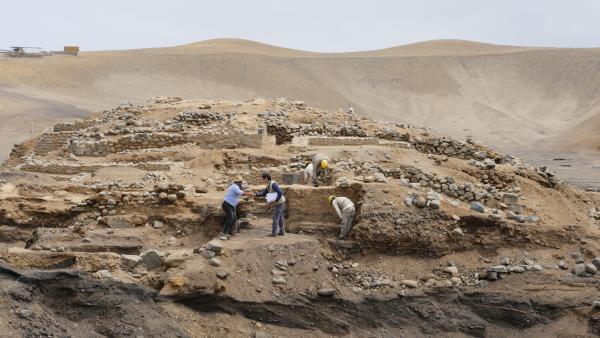 Bild 1 von 5: Antiker Hafen Aspero unter Müll entdeckt: Peruanische Archäologen befreien die Pyramiden der antiken Hafenstadt Áspero von den Resten einer Müllkippe, unter denen sie verborgen lagen.