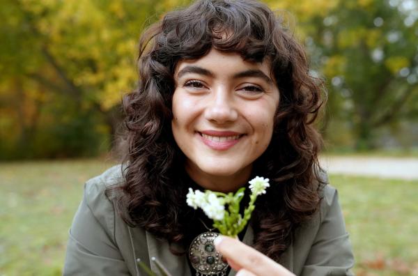 Bild 1 von 3: Lucie sammelt Wildkräuter - mitten in der Stadt. In Europa gibt es schätzungsweise bis zu 1.500 essbare Wildkräuter.