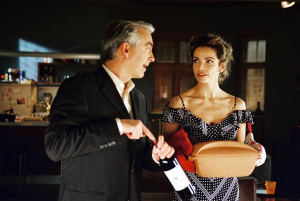 Bild 1 von 16: Sandra (Rebecca Immanuel, r.) hat gekocht, Felix (Christoph M. Ohrt, l.) bringt den Wein mit ...