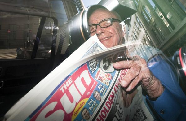 Bild 1 von 3: Rupert Murdoch mit seinem Boulevardblatt \