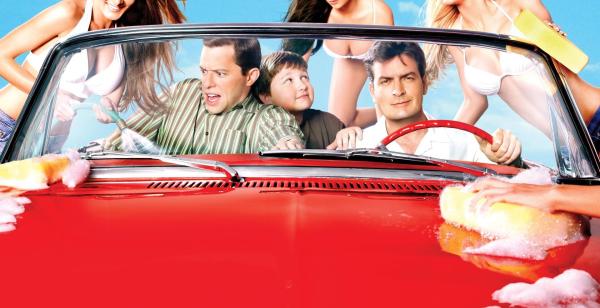 Bild 1 von 9: (5. Staffel) - At the Carwash: Charlie (Charlie Sheen, vorne r.), Alan (Jon Cryer, vorne l.) und Jake (Angus T. Jones, vorne M.) ...