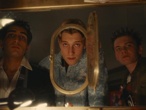 Bild 1 von 7: Peppi (Nico Marischka, r.), PD (Jonathan Kriener, M.) und Alba (Loran Alhasan, l.) wollen unbedingt in SAW II, aber der Film ist erst ab 18!