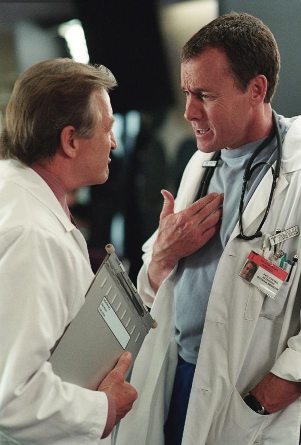 Bild 1 von 1: J.D. hat sich inzwischen sehr gut in der Klinik eingelebt und wird nun auch langsam von den älteren Ärzten als ihresgleichen akzeptiert. Diese Entwicklung bringt jedoch unerwartete Probleme mit sich: So muss sich der junge Assistenzarzt entscheiden, ob er auf der Seite von Chefarzt Dr. Kelso steht oder auf der von dessen Todfeind Dr. Cox. Zunächst scheint Dr. Kelso trotz gelegentlicher Wutanfälle die richtige Wahl, doch J.D. wird schon bald eines Besseren belehrt â?¦