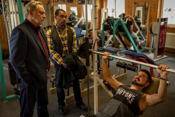 Bild 1 von 8: Arthur Bauer (Gerd Silberbauer, l.) und Franz Ainfachnur (Christofer v. Beau, m.) statten Hassan Ahmed (Ercan Karacay, r.) einen Besuch im Fitness-Club ab.