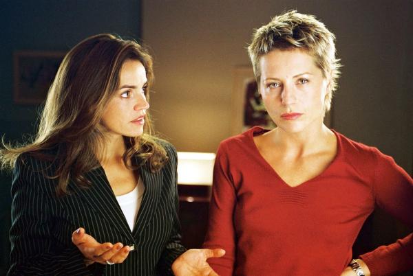 Bild 1 von 15: Patricia (Barbara Demmer, r.) ist stinksauer. Frank Vanderheiden hat vor Gericht die Vermutung geäußert, seine Kontrahentin sei nur so schlecht gelaunt, weil sie ihre Tage hat. Sandra (Rebecca Immanuel, l.) versucht, ihre Freudin zu beruhigen.