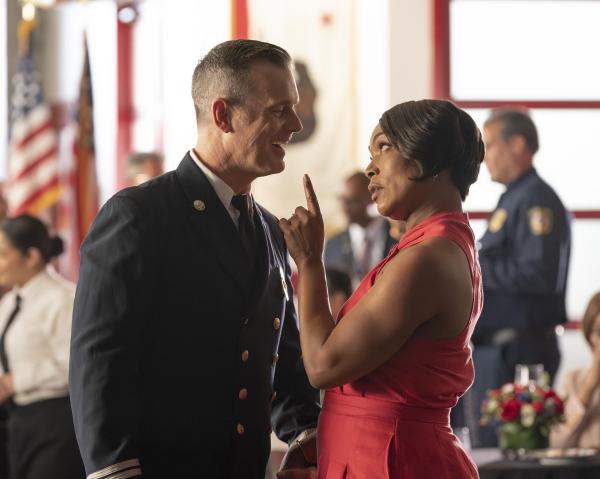 Bild 1 von 9: Bobby Nash (Peter Krause, l.); Athena Grant (Angela Bassett, r.)