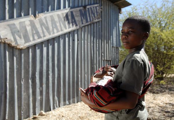 Bild 1 von 20: Der kleine Elias (Sonwabile Ngoma) will seinen Vater suchen.