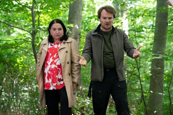 Bild 1 von 5: Spurensicherer Julius Rubatsch (Max Fischnaller) und Gerichtsmedizinerin Dr. Franziska Beck (Maria Happel) sind überrascht über den Fund eines angeblichen Grabes.