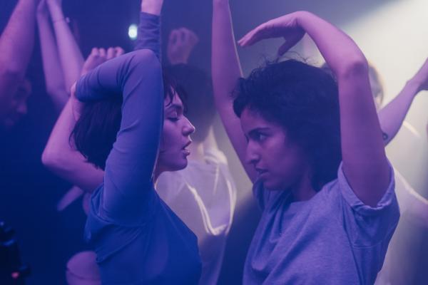 Bild 1 von 3: Mit Lara (Emma Drogunova, l.) ist alles anders. Hanna (Banafshe Hourmazdi, r.) fühlt sich zum ersten Mal so richtig wild und frei.