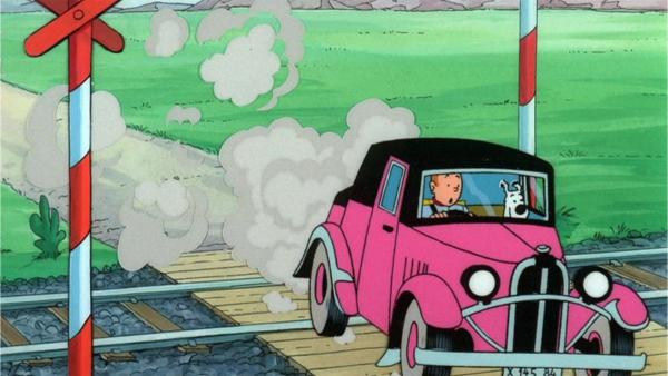 Bild 1 von 1: Tim und Struppi werden im Auto von bewaffneten Gangstern erbarmungslos verfolgt. Als die Situation aussichtslos erscheint, erkennt Tim, dass der einzige Ausweg darin besteht, über die Zuggleise zu fahren.