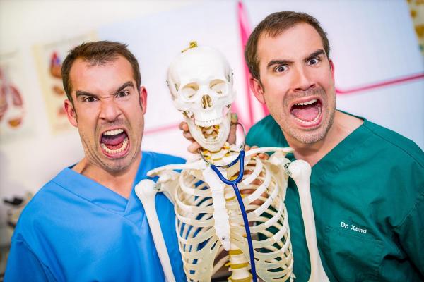 Bild 1 von 7: Im Bild (v.li.): Chris van Tulleken (Dr. Chris), Xand van Tulleken (Dr. Xand).