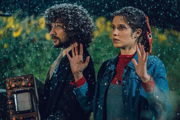 Bild 1 von 6: Rémy Bidaut (Quentin Dolmaire, l.); Véra Clouseau (Daphné Patakia, r.)