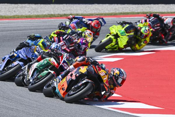 Bild 1 von 1: Pedro Acosta performs at the Tissot Sprint Race during Stop 6 of the MotoGP World Championship 2026, the Catalan Grand Prix, at the Circuit de Barcelona - Catalunya in Barcelona, Spain, on May 16, 2026. // SI202605160329 // RBMN / MotoGP World Championship / 2026 / Stop 06 - Barcelona, Spain // Gold & Goose / Red Bull Content Pool