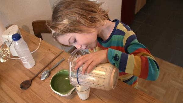 Bild 1 von 1: Wie man zu Hause selbst Butter herstellen kann, zeigt Jesse.