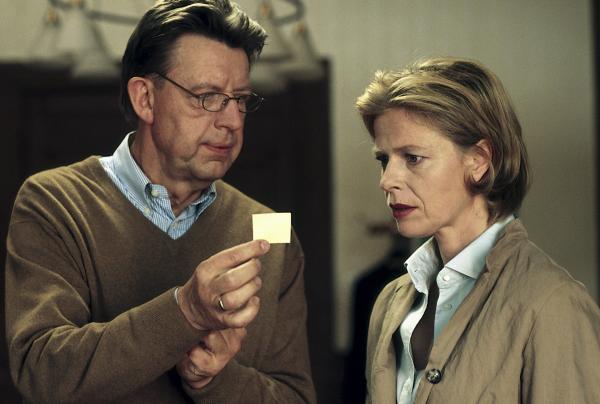 Bild 1 von 1: Kommissar Joe Hoffer (Jörg Gudzuhn) befragt die Richterin Beate Wieland (Corinna Kirchhoff) zum Tod ihrer Freundin Hanna Brühl.