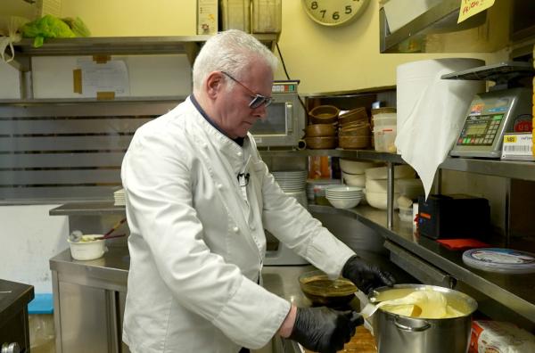 Bild 1 von 2: Küchenchef Alfredo Sturlese bereitet in seinem Restaurant in Treviso ein Tiramisu nach eigenem Rezept zu.