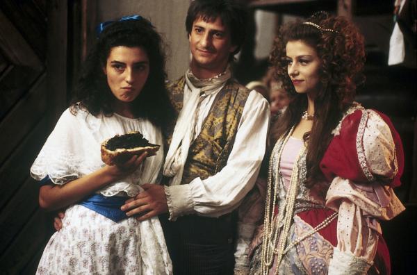 Bild 1 von 3: Prinzessin (Amanda Sandrelli, l.), Franziska (Monica Molina, r.) und das tapfere Schneiderlein (Miroslav Noga, M.) im Wirtshaus.