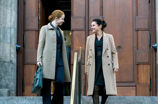 Bild 1 von 3: Endlich kooperieren Birgitte (Sidse Babett Knudsen, re.) und Signe (Johanne Louise Schmidt, li.) miteinander. Als Team sind sie erfolgreich, auch wenn das bedeutet, dass sich Birgitte immer weiter von ihren ursprünglichen Parteiidealen entfernt Ö