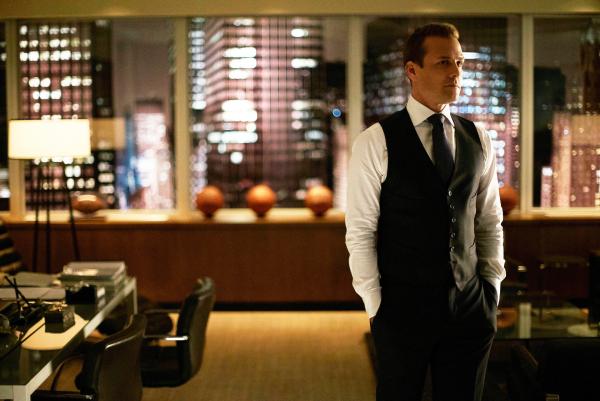 Bild 1 von 2: Bis zum Prozessauftakt gegen Mike wird die Zeit knapp und noch sind sich Harvey (Gabriel Macht) und der Beschuldigte uneins bezüglich der besten Verteidigungsstrategie.