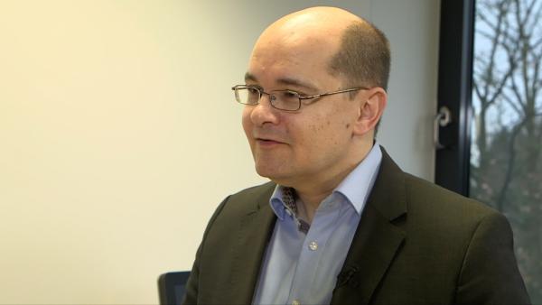 Bild 1 von 3: Wie baut man ein Haus auf dem Mond, eine zukünftige Station auf dem Mars? Prof. Dr. Matthias Sperl, Physiker am Deutschen Zentrum für Luft- und Raumfahrt in Köln, hat eine Idee: Gebaut wird nur mit den vorhandenen Ressourcen - Mondstaub und Sonnenlicht genügen, um Ziegel zu backen. Genial, aber gar nicht einfach.