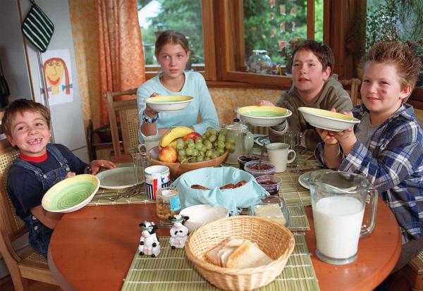 Bild 1 von 11: Vier hungrige Mäuler, die gestopft werden wollen: Benny (Georg Hans, links), Saskia (Nadine Fano), Thomas (Maximilian Köster, 2. von rechts) und Felix (Benjamin Seidel).