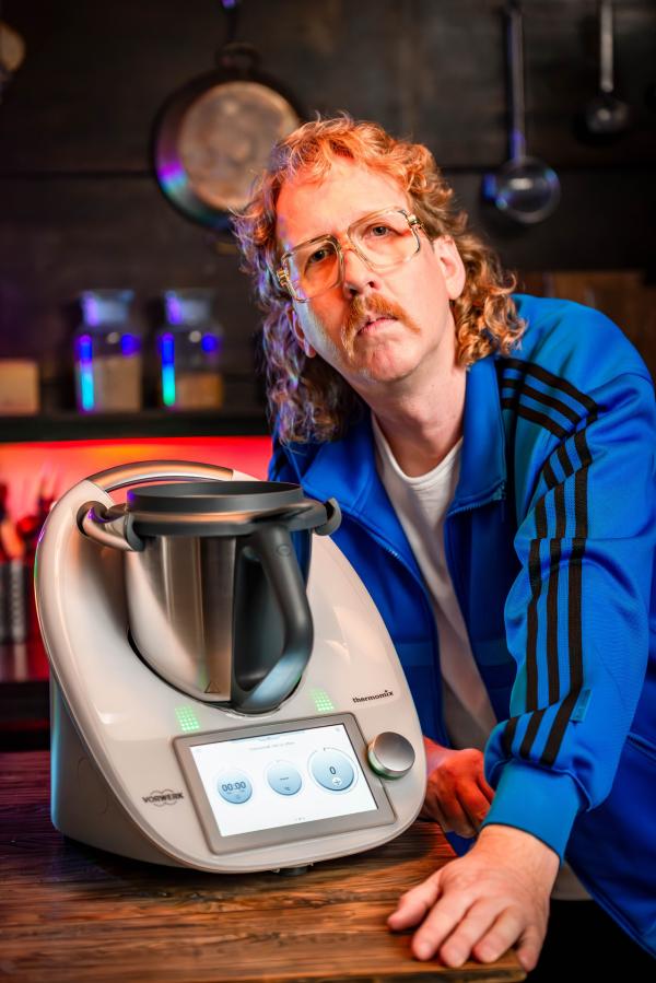 Bild 1 von 3: Was steckt hinter der erfolgreichen Marke Thermomix und ist das Multifunktionsgerät seinen Preis wert? Host Uke Bosse testet das Küchengerät und spricht mit Insidern.