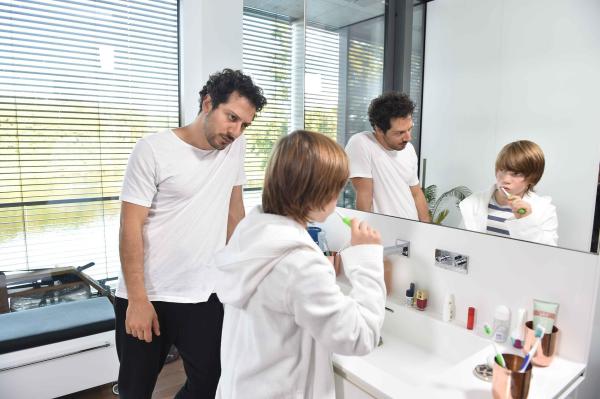 Bild 1 von 6: Sein Leben verläuft nicht immer in geregelten Bahnen: Fahri Yardim (l.) ...