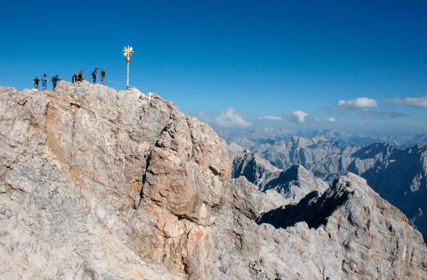 Bild 1 von 1: Der Zugspitzgipfel: Blick auf die Bayerischen Berge