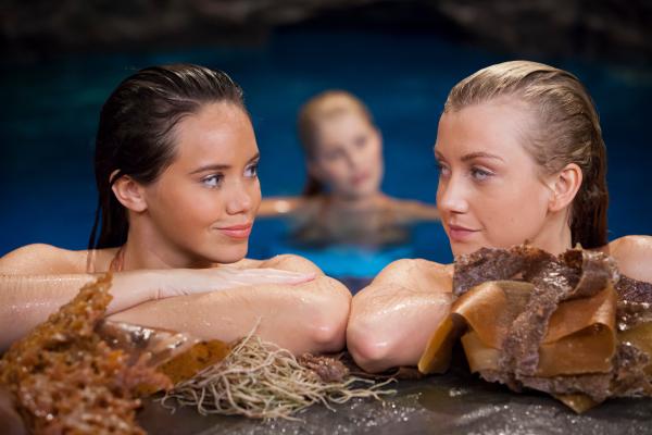 Bild 1 von 4: Mimmi (Allie Bertram,m l.) und Ondina (Isabel Durant, r.) ahnen noch nicht, was Sirena (Amy Ruffle, h.) vorhat.