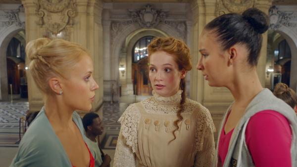 Bild 1 von 12: Thea (Hannah Dodd, M.) ist zurück in der Gegenwart. Allerdings unfreiwillig. Auch Lena (Jessica Lord, l.) und Ines (Eubha Akilade, r.) sind erstaunt über ihr plötzliches Auftauchen.Honorarfrei - nur für diese Sendung bei Nennung ZDF und Nicolas Velter.
