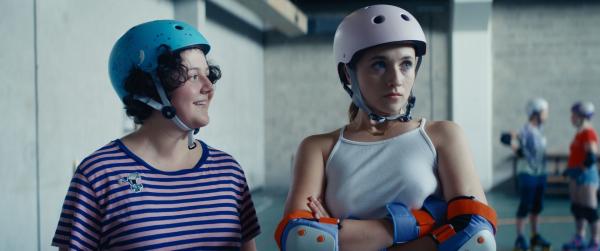 Bild 1 von 6: Bei ihrem ersten Trainingstag trifft Lola Bouvier (Chloé Jouannet, r.) auf ihre neue Mitspielerin Marie-Josée (Salomé Diénis Meulien, l.), die völlig verzaubert ist von ihr. Doch Lola ist von MJ genervt, denn sie möchte konzentriert dem Roller Derby-Training folgen können.