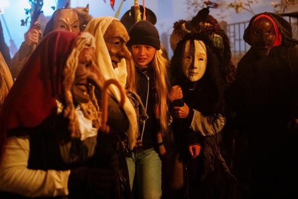 Bild 1 von 11: Lisa (Mina-Giselle Rüffer) wird beim Narrensprung von Maskenträgern mitgeschleppt und allein in den Gassen von Großstetten zurückgelassen.