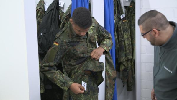 Bild 1 von 10: Leon bekommt Uniformen.