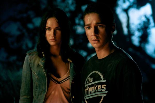 Bild 1 von 13: Sam (Shia LaBeouf, r.) würde alles für die schöne Mikaela (Megan Fox, l.) geben. Mit seinem neuen Auto, stehen die Chancen nicht schlecht, denn das besagte Auto ist in Wirklichkeit ein Autoroboter, der im Auftrag seines Anführers auf Sam aufpassen soll ...