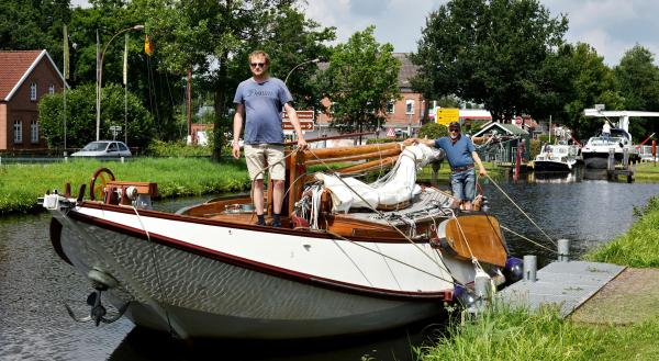 Bild 1 von 4: Gerrit und Willem Ruempler mit dem Plattbodenschiff auf ihrem Weg durch die Wasserwege Norddeutschlands.