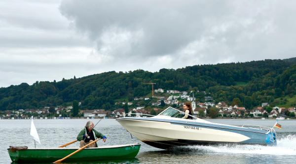Bild 1 von 1: Im Bild: Emma Rau (Emma Preisendanz, r.) kann bei ihrer Amokfahrt gerade noch einem Fischerboot ausweichen.