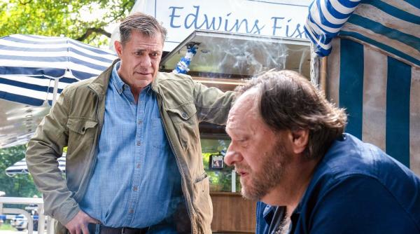 Bild 1 von 10: Im Bild: Finn (Sven Martinek, l.) spricht mit dem Kioskbesitzer Edwin (Tomek Nowicki, r.), der Zeuge eines schrecklichen Mordes wurde.